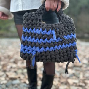 Bolso de mano gris y azul