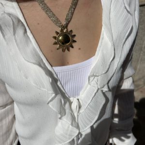 Collar de malla metálica dorada